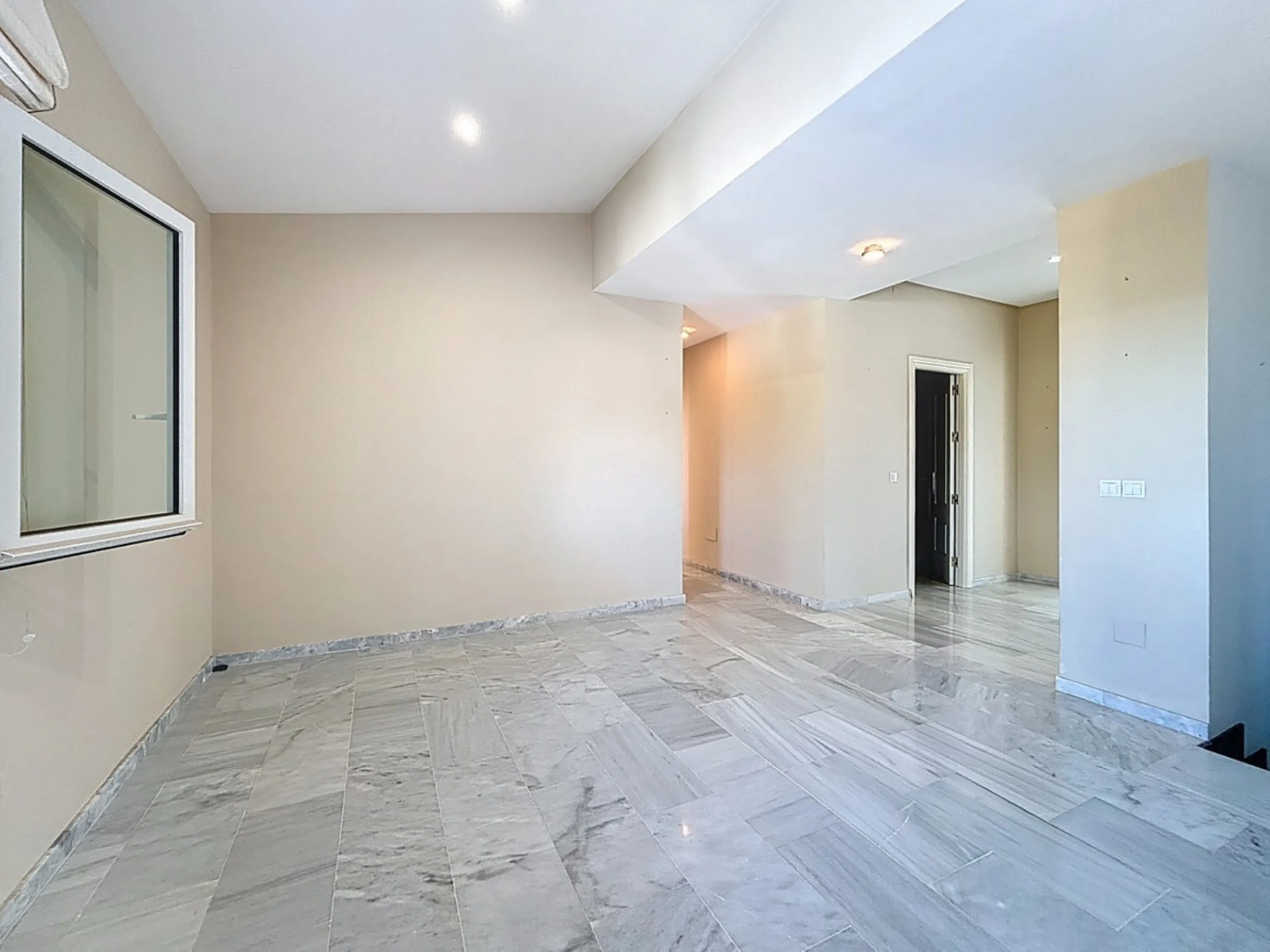 Discover your corner of paradise in this captivating three-bedroom, three-bathroom home, located in the sought-after El Capitan Urbanization. Distributed over two floors, this property perfectly combines modern comfort with the relaxed elegance of the Spa