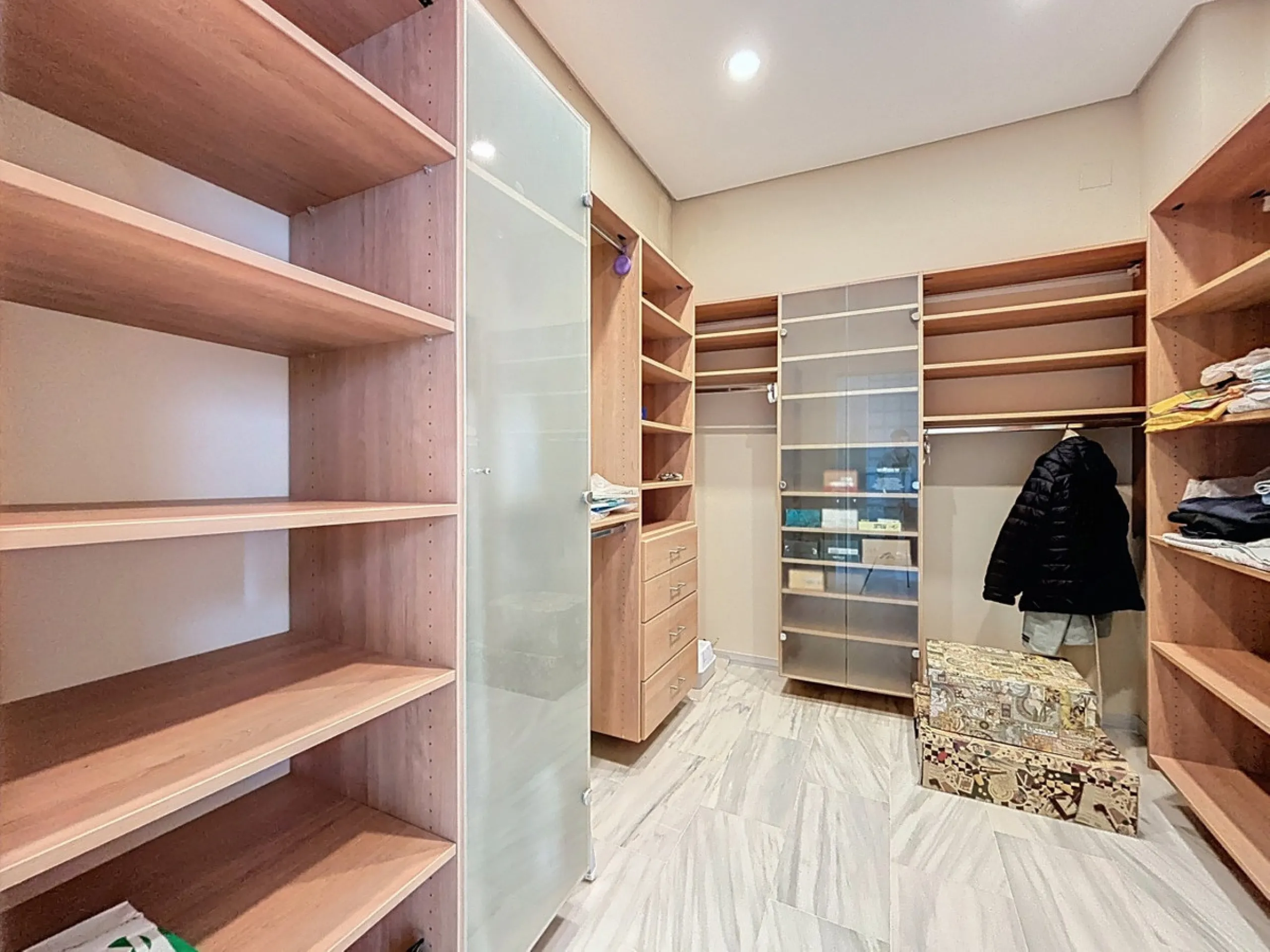 Discover your corner of paradise in this captivating three-bedroom, three-bathroom home, located in the sought-after El Capitan Urbanization. Distributed over two floors, this property perfectly combines modern comfort with the relaxed elegance of the Spa