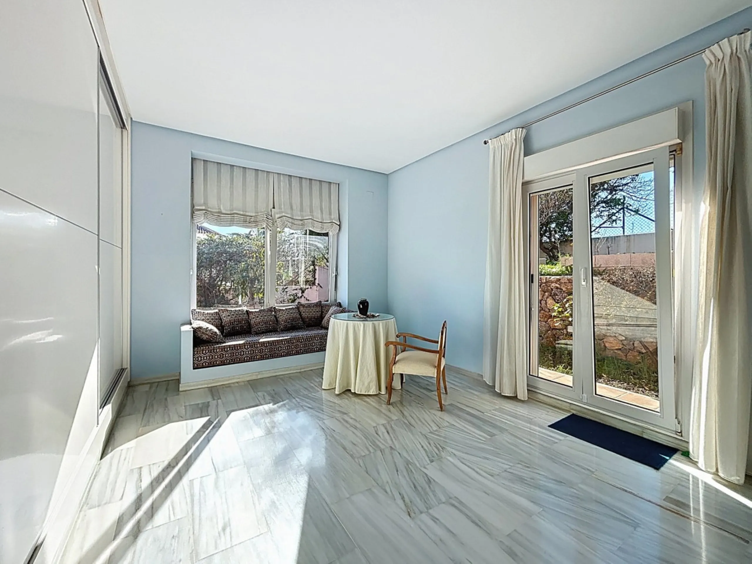 Discover your corner of paradise in this captivating three-bedroom, three-bathroom home, located in the sought-after El Capitan Urbanization. Distributed over two floors, this property perfectly combines modern comfort with the relaxed elegance of the Spa