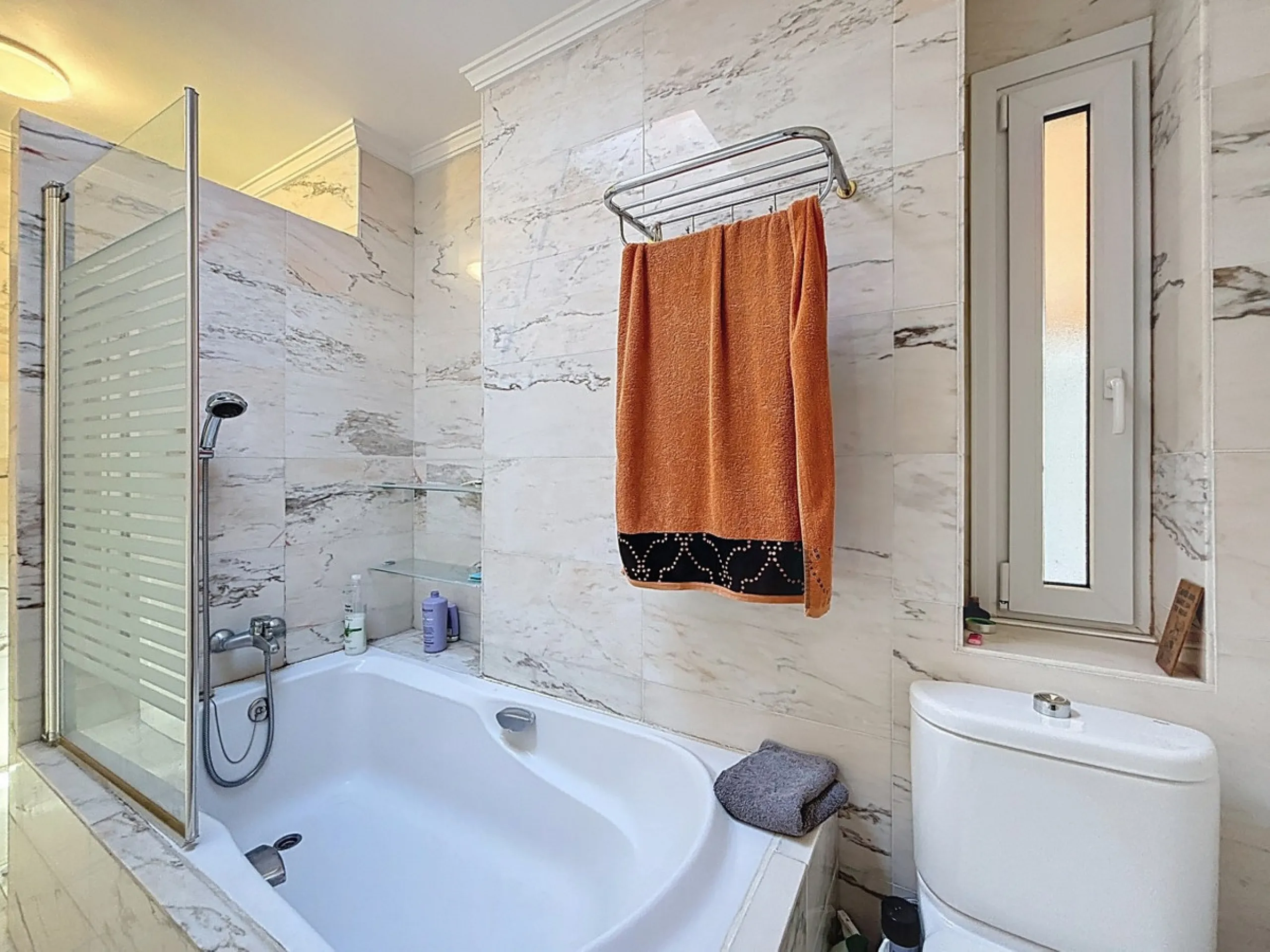 Discover your corner of paradise in this captivating three-bedroom, three-bathroom home, located in the sought-after El Capitan Urbanization. Distributed over two floors, this property perfectly combines modern comfort with the relaxed elegance of the Spa
