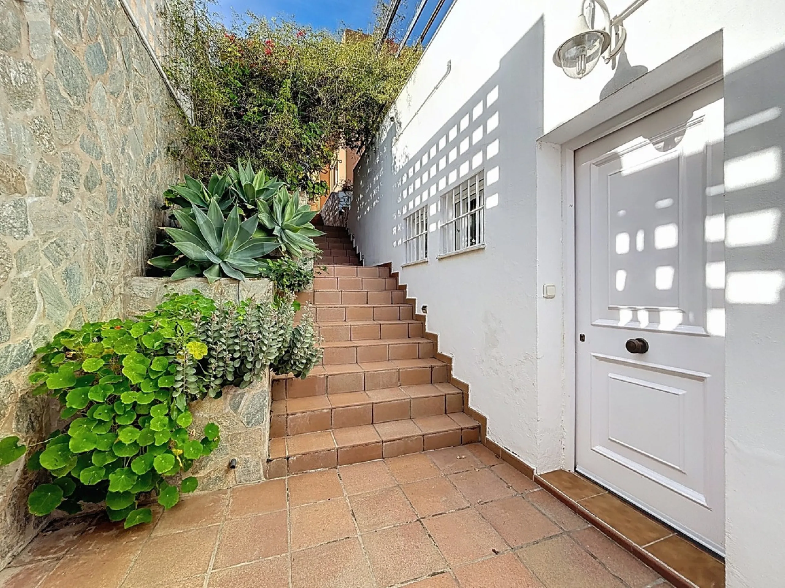 Discover your corner of paradise in this captivating three-bedroom, three-bathroom home, located in the sought-after El Capitan Urbanization. Distributed over two floors, this property perfectly combines modern comfort with the relaxed elegance of the Spa