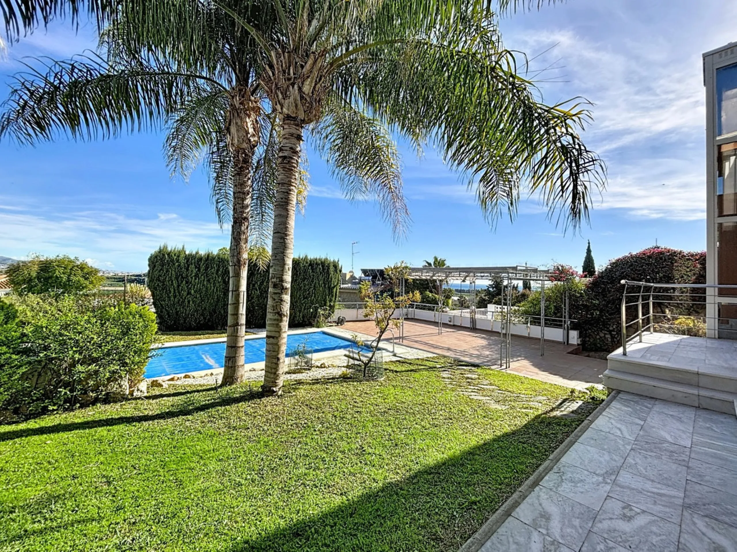 Discover your corner of paradise in this captivating three-bedroom, three-bathroom home, located in the sought-after El Capitan Urbanization. Distributed over two floors, this property perfectly combines modern comfort with the relaxed elegance of the Spa