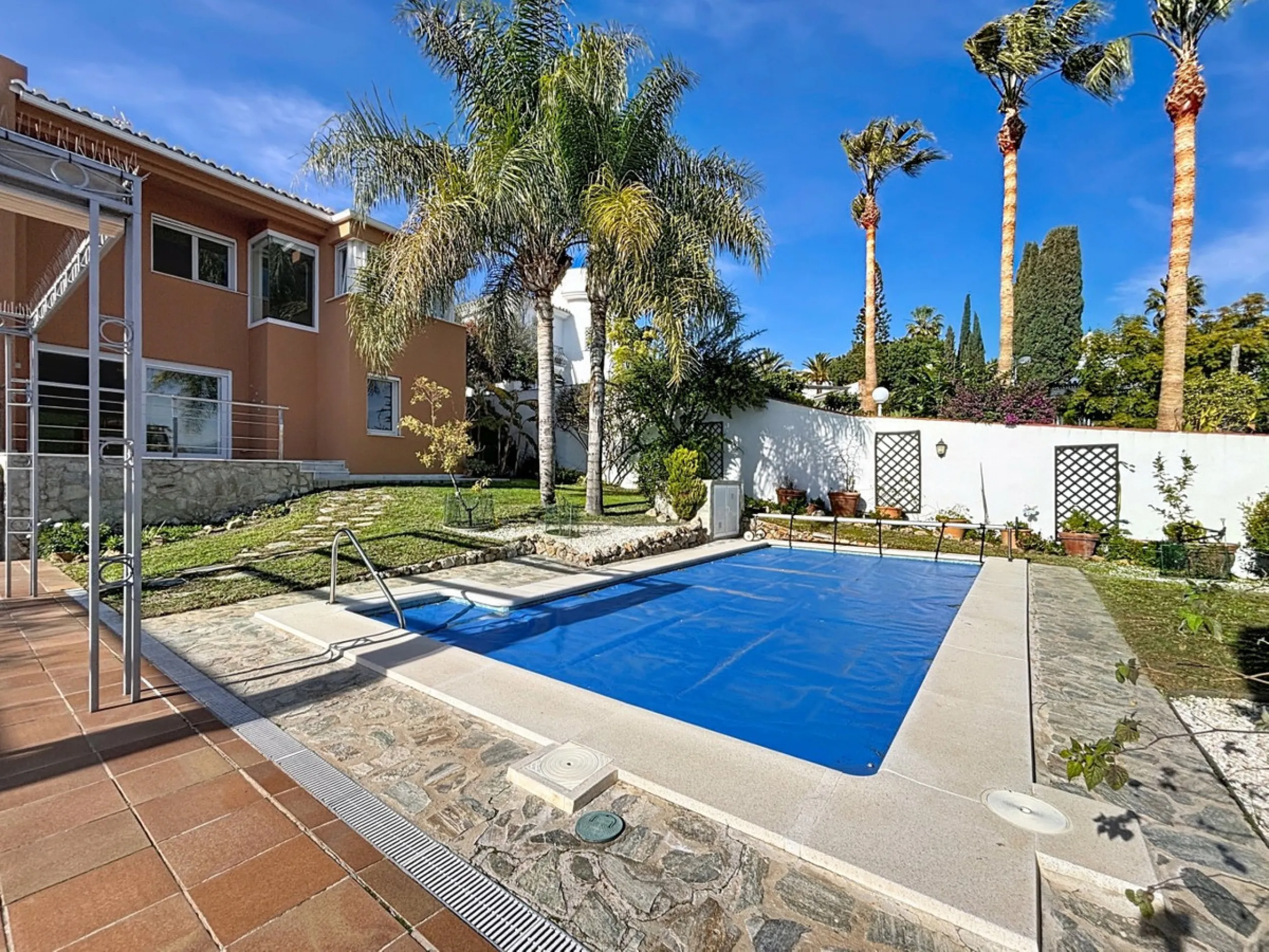 Discover your corner of paradise in this captivating three-bedroom, three-bathroom home, located in the sought-after El Capitan Urbanization. Distributed over two floors, this property perfectly combines modern comfort with the relaxed elegance of the Spa