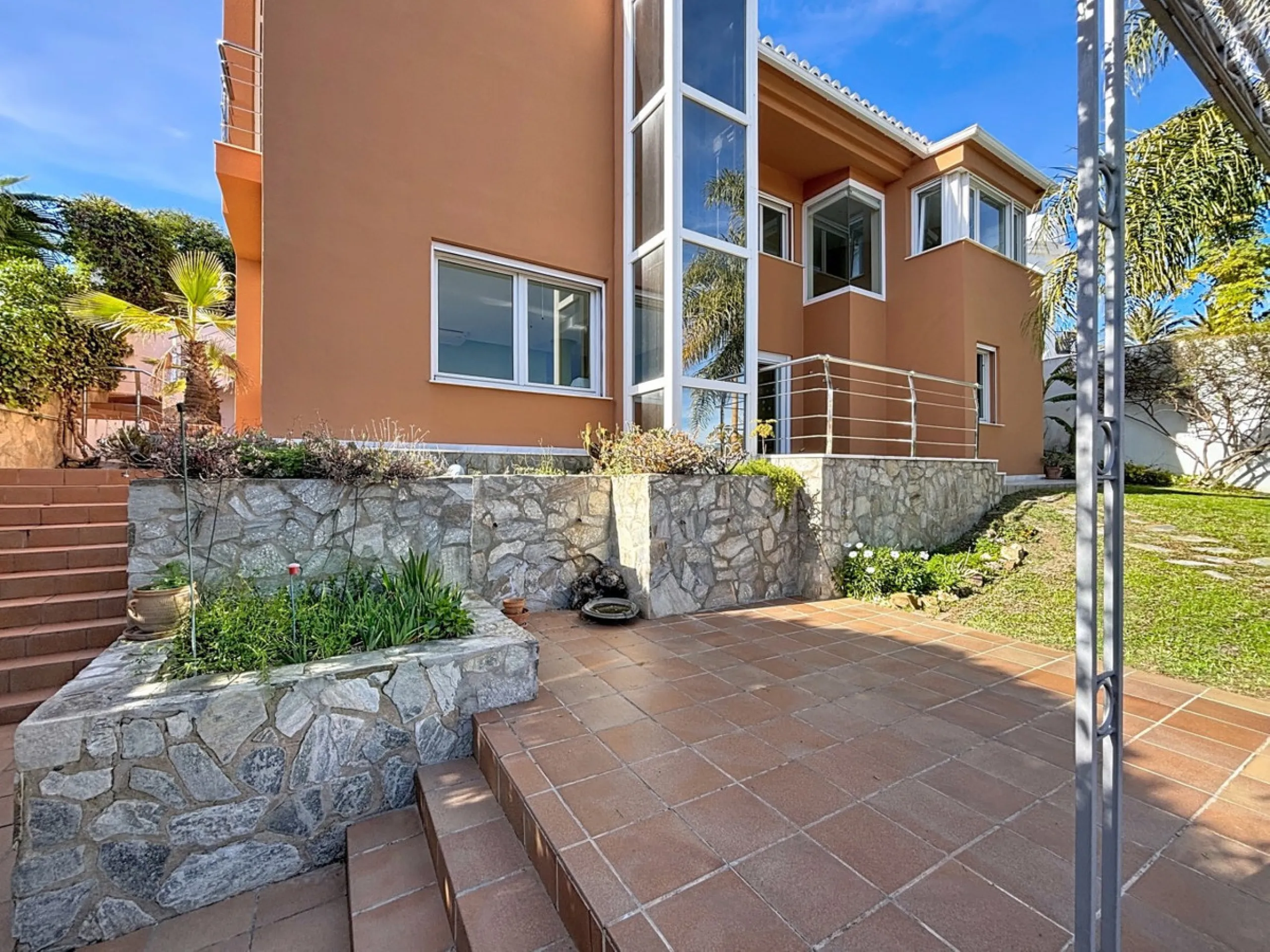 Discover your corner of paradise in this captivating three-bedroom, three-bathroom home, located in the sought-after El Capitan Urbanization. Distributed over two floors, this property perfectly combines modern comfort with the relaxed elegance of the Spa