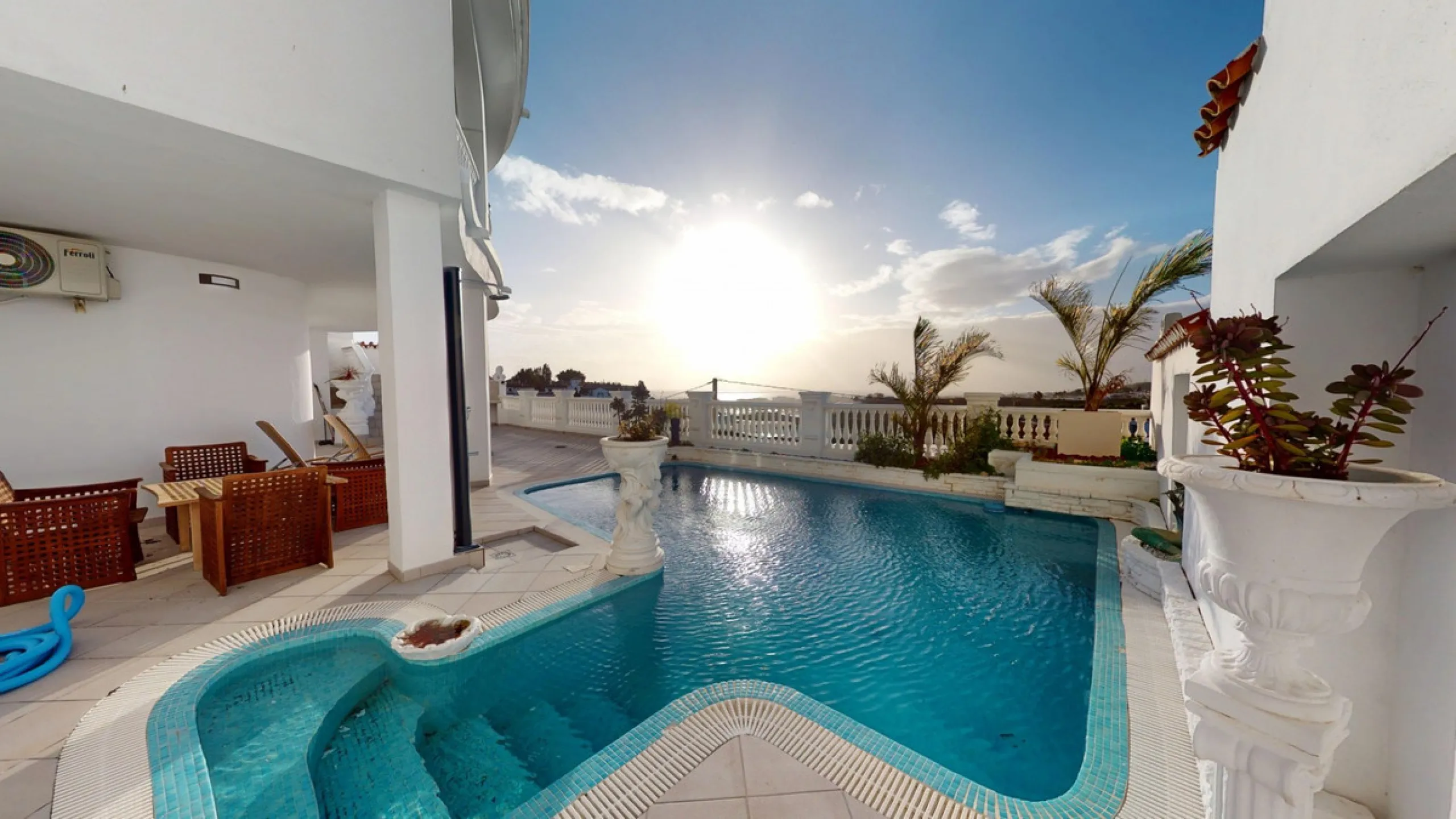 This spectacular villa in Torrox stands out for its spaciousness, luminosity and stunning views of both the sea and the mountains, offering an ideal environment to enjoy the tranquility and the Mediterranean lifestyle. On the main floor of the house we fi