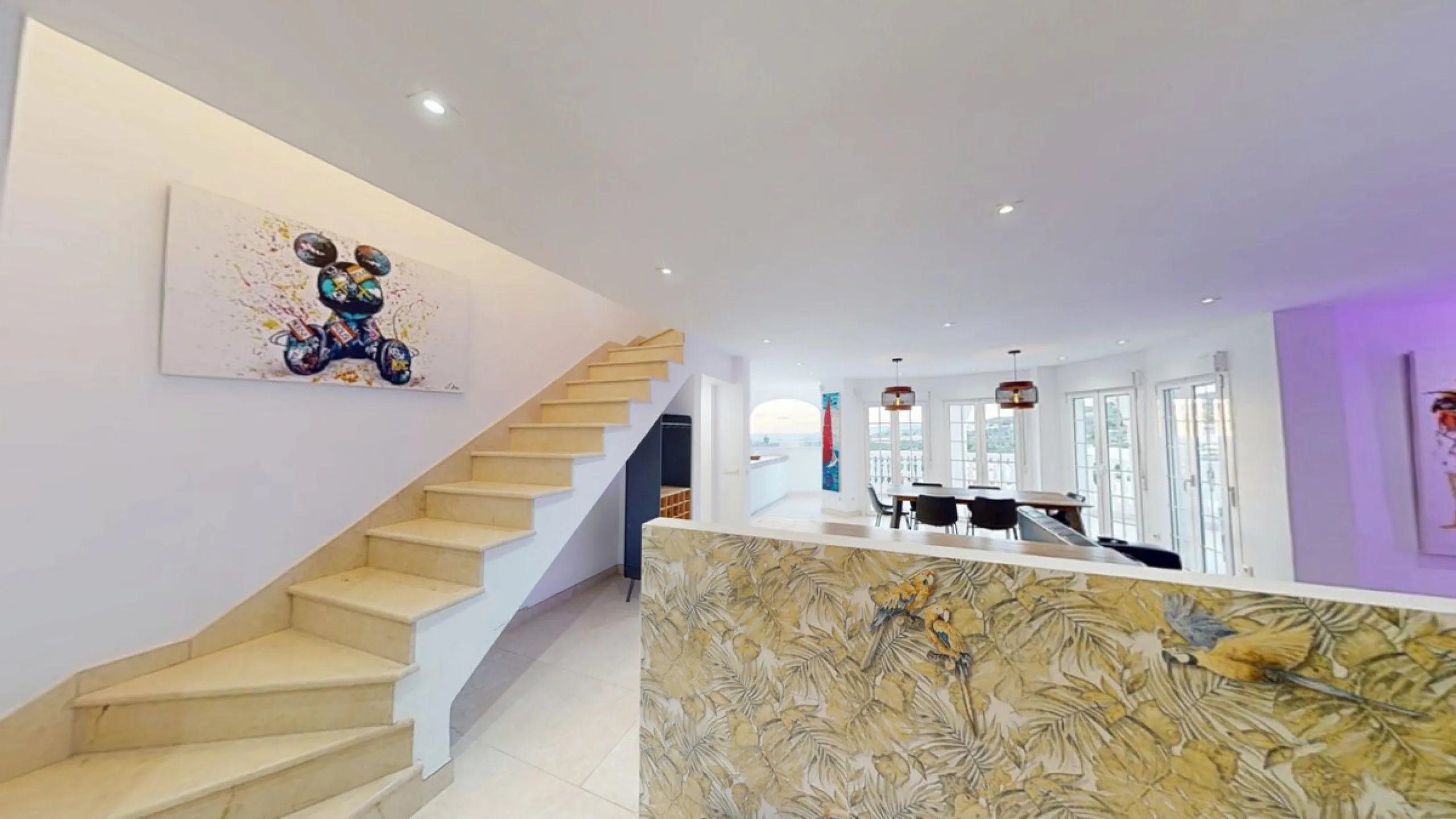 This spectacular villa in Torrox stands out for its spaciousness, luminosity and stunning views of both the sea and the mountains, offering an ideal environment to enjoy the tranquility and the Mediterranean lifestyle. On the main floor of the house we fi