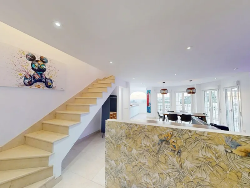 This spectacular villa in Torrox stands out for its spaciousness, luminosity and stunning views of both the sea and the mountains, offering an ideal environment to enjoy the tranquility and the Mediterranean lifestyle. On the main floor of the house we fi