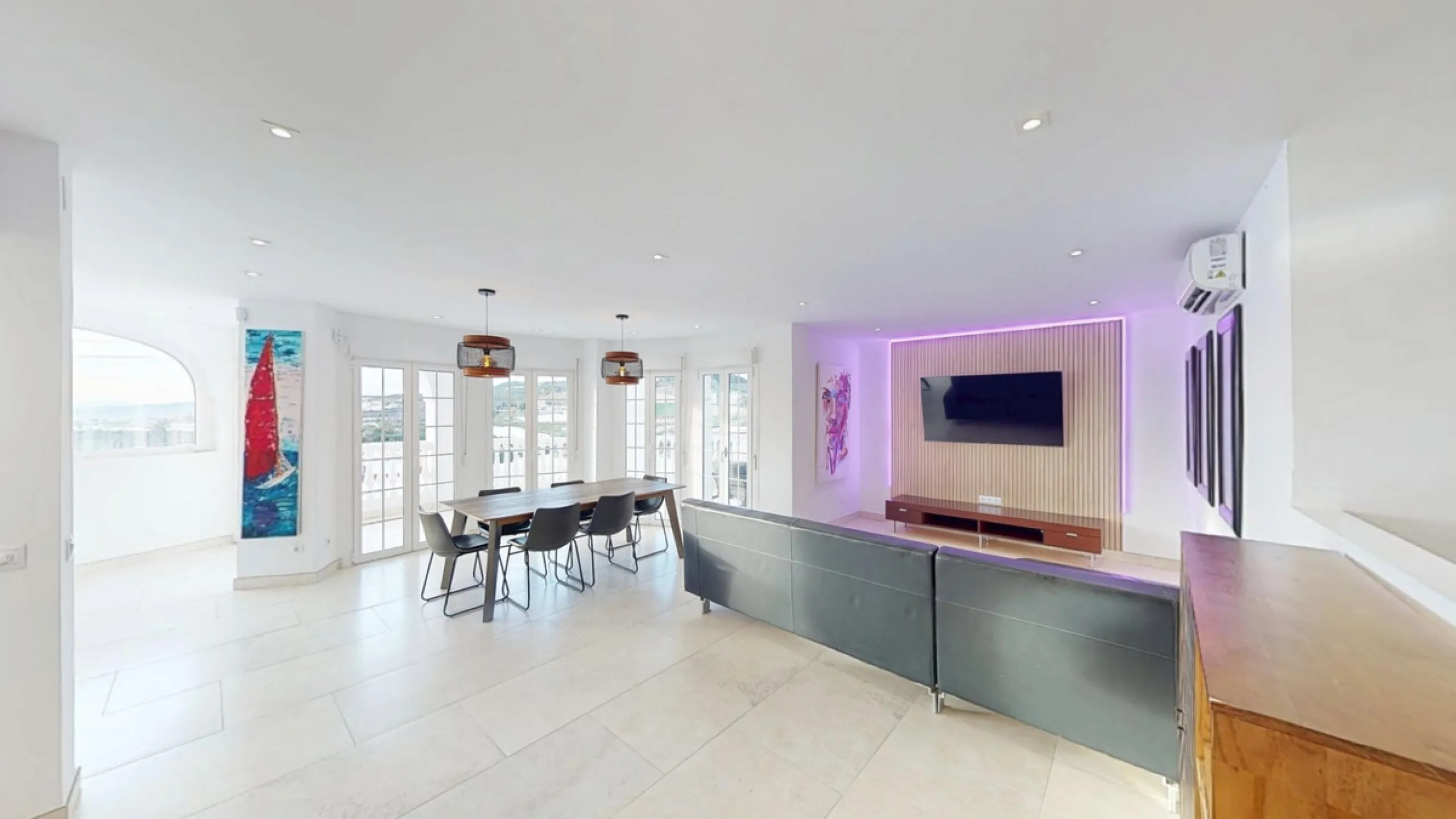 This spectacular villa in Torrox stands out for its spaciousness, luminosity and stunning views of both the sea and the mountains, offering an ideal environment to enjoy the tranquility and the Mediterranean lifestyle. On the main floor of the house we fi