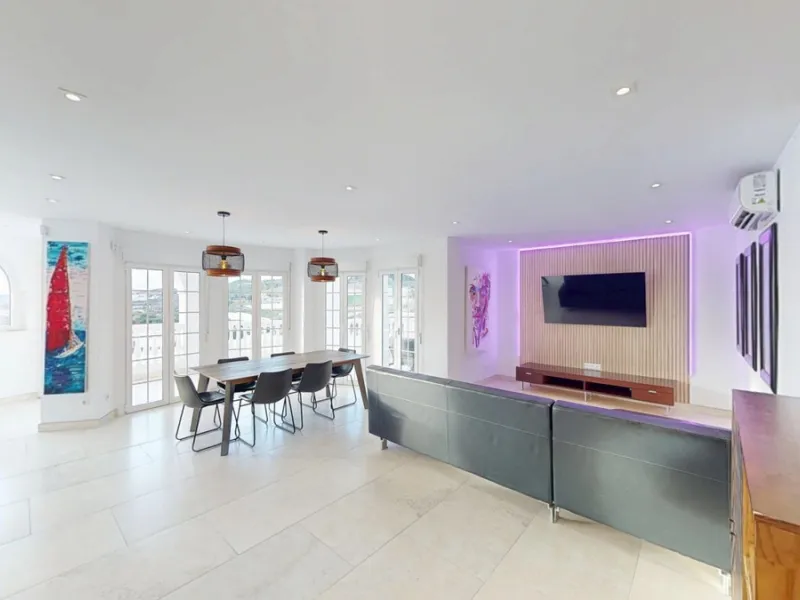 This spectacular villa in Torrox stands out for its spaciousness, luminosity and stunning views of both the sea and the mountains, offering an ideal environment to enjoy the tranquility and the Mediterranean lifestyle. On the main floor of the house we fi