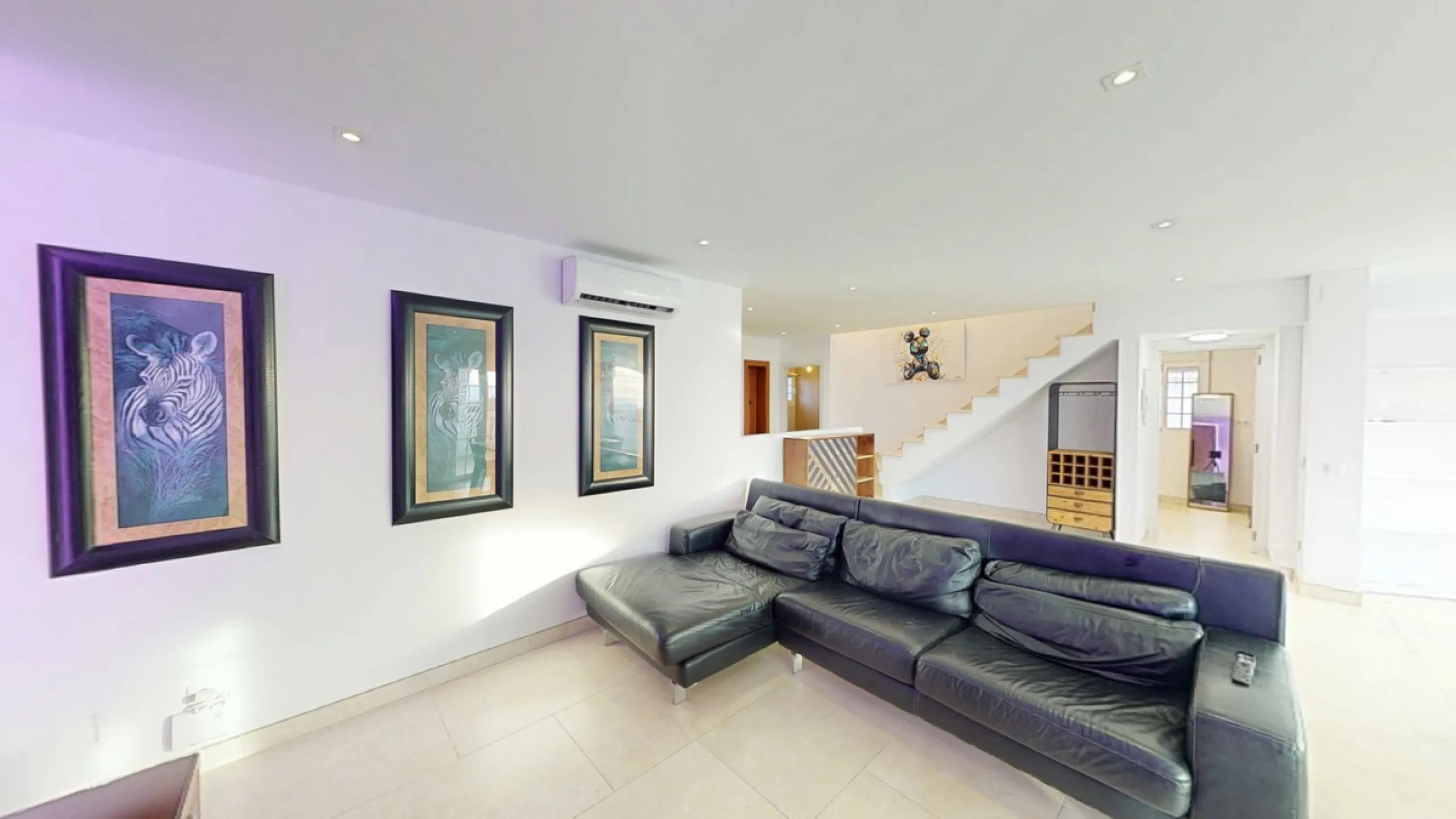 This spectacular villa in Torrox stands out for its spaciousness, luminosity and stunning views of both the sea and the mountains, offering an ideal environment to enjoy the tranquility and the Mediterranean lifestyle. On the main floor of the house we fi