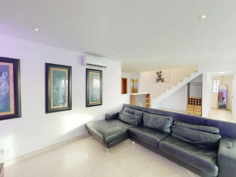 This spectacular villa in Torrox stands out for its spaciousness, luminosity and stunning views of both the sea and the mountains, offering an ideal environment to enjoy the tranquility and the Mediterranean lifestyle. On the main floor of the house we fi
