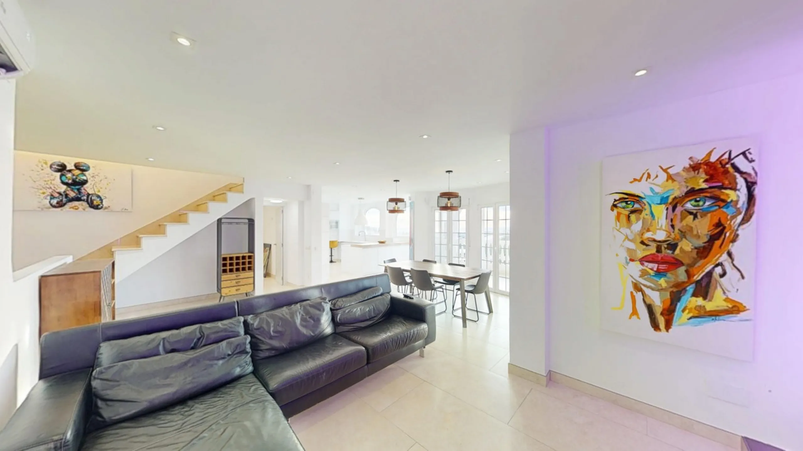 This spectacular villa in Torrox stands out for its spaciousness, luminosity and stunning views of both the sea and the mountains, offering an ideal environment to enjoy the tranquility and the Mediterranean lifestyle. On the main floor of the house we fi