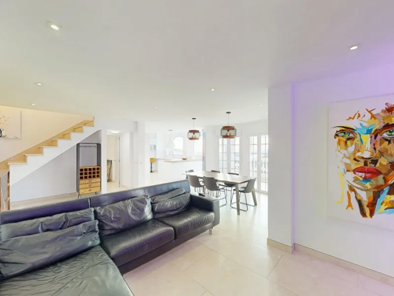 This spectacular villa in Torrox stands out for its spaciousness, luminosity and stunning views of both the sea and the mountains, offering an ideal environment to enjoy the tranquility and the Mediterranean lifestyle. On the main floor of the house we fi