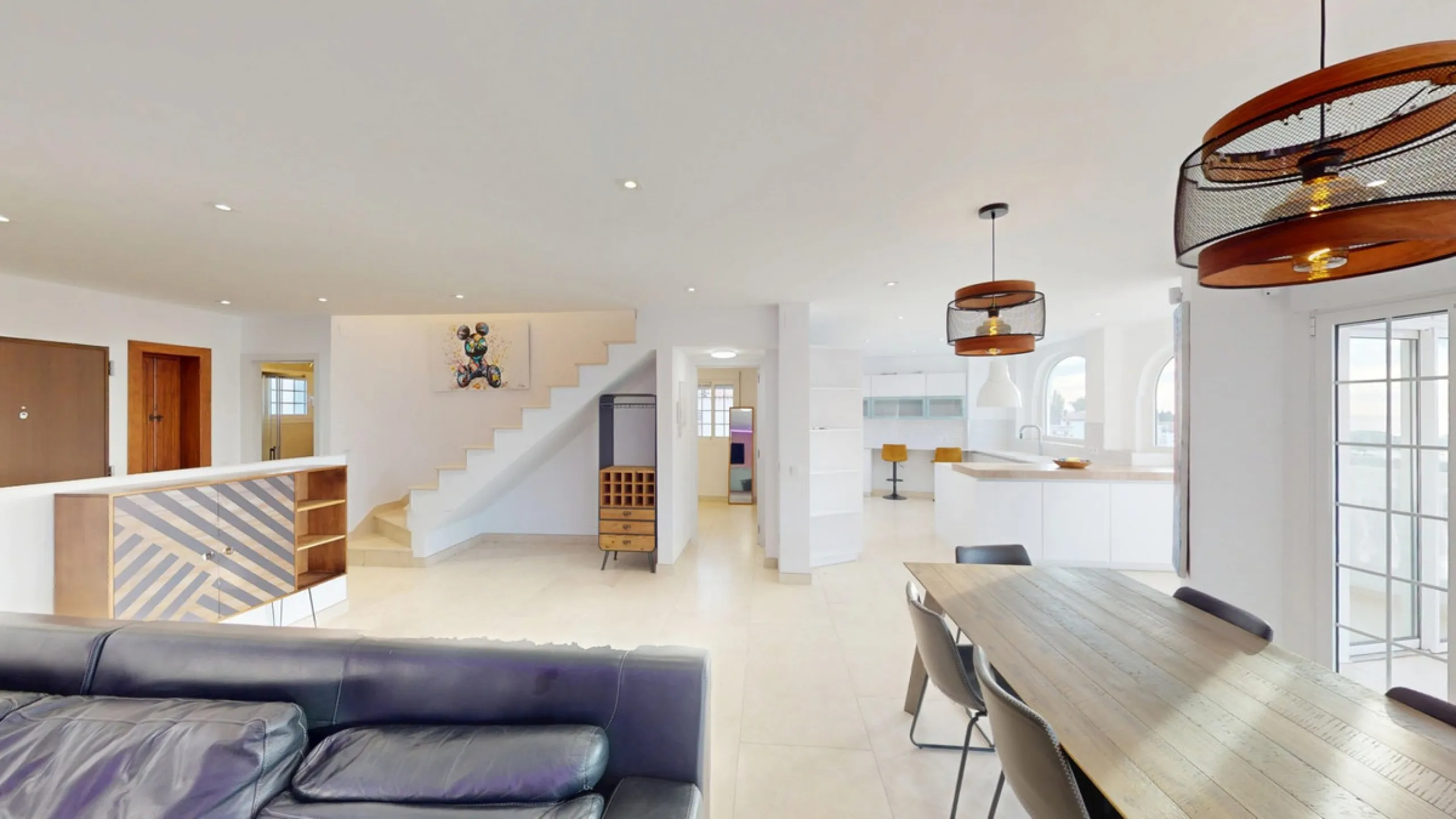 This spectacular villa in Torrox stands out for its spaciousness, luminosity and stunning views of both the sea and the mountains, offering an ideal environment to enjoy the tranquility and the Mediterranean lifestyle. On the main floor of the house we fi