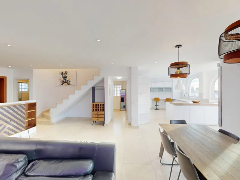 This spectacular villa in Torrox stands out for its spaciousness, luminosity and stunning views of both the sea and the mountains, offering an ideal environment to enjoy the tranquility and the Mediterranean lifestyle. On the main floor of the house we fi