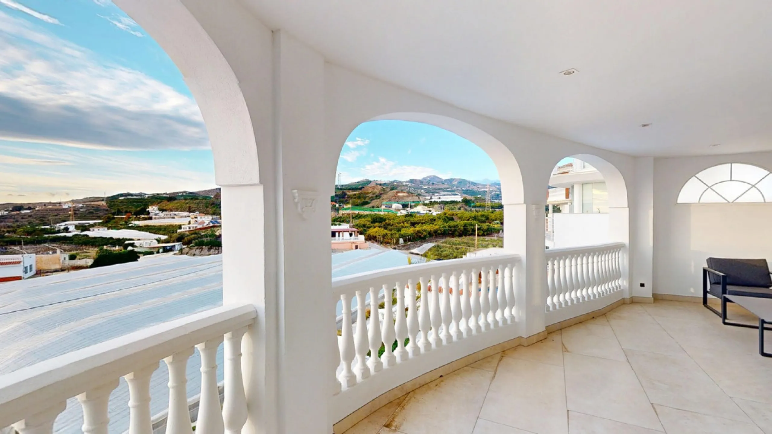 This spectacular villa in Torrox stands out for its spaciousness, luminosity and stunning views of both the sea and the mountains, offering an ideal environment to enjoy the tranquility and the Mediterranean lifestyle. On the main floor of the house we fi