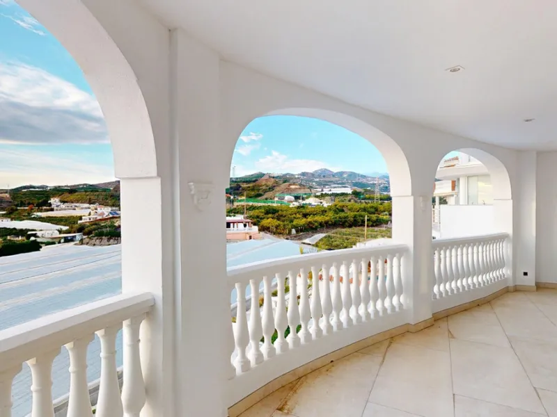This spectacular villa in Torrox stands out for its spaciousness, luminosity and stunning views of both the sea and the mountains, offering an ideal environment to enjoy the tranquility and the Mediterranean lifestyle. On the main floor of the house we fi