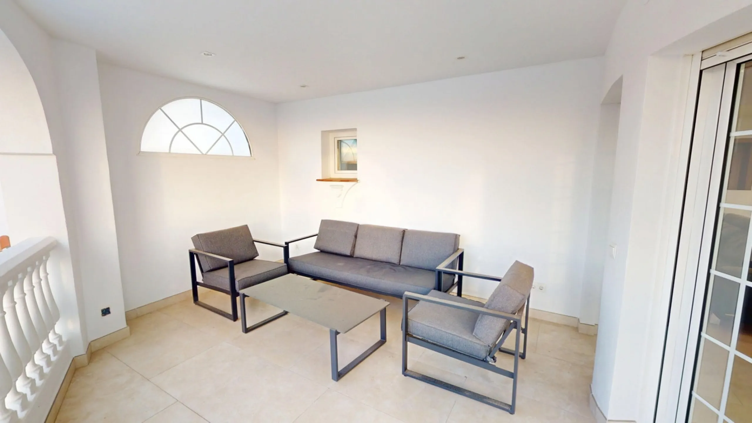 This spectacular villa in Torrox stands out for its spaciousness, luminosity and stunning views of both the sea and the mountains, offering an ideal environment to enjoy the tranquility and the Mediterranean lifestyle. On the main floor of the house we fi