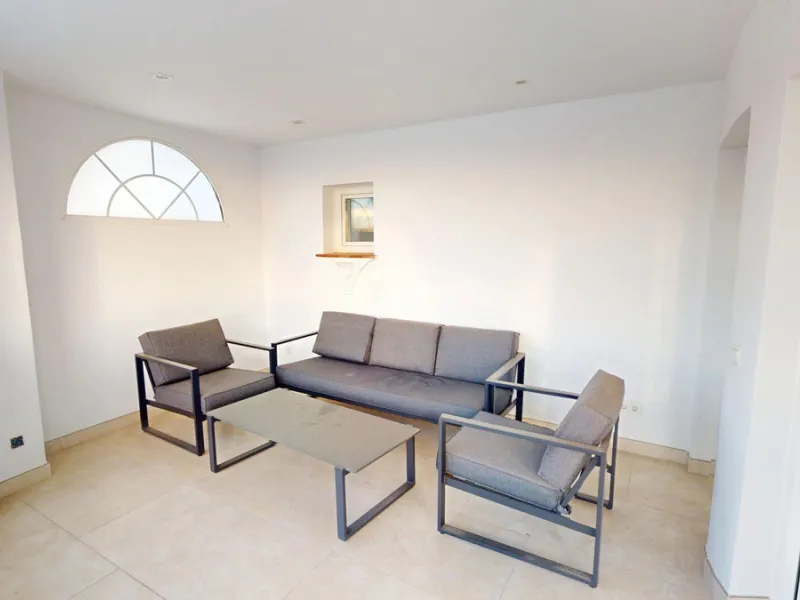 This spectacular villa in Torrox stands out for its spaciousness, luminosity and stunning views of both the sea and the mountains, offering an ideal environment to enjoy the tranquility and the Mediterranean lifestyle. On the main floor of the house we fi