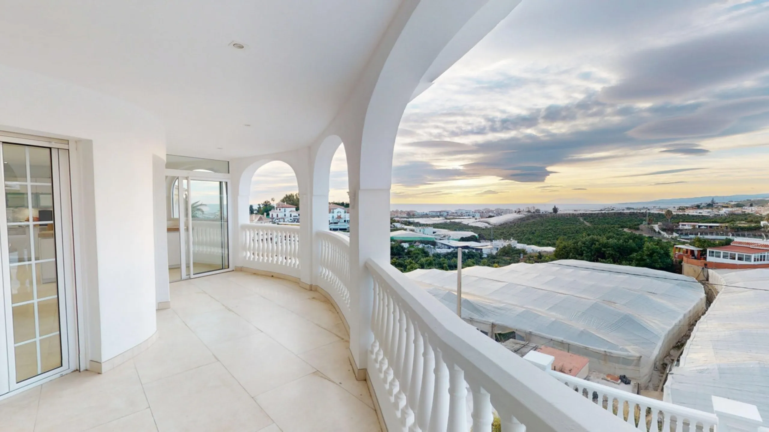 This spectacular villa in Torrox stands out for its spaciousness, luminosity and stunning views of both the sea and the mountains, offering an ideal environment to enjoy the tranquility and the Mediterranean lifestyle. On the main floor of the house we fi