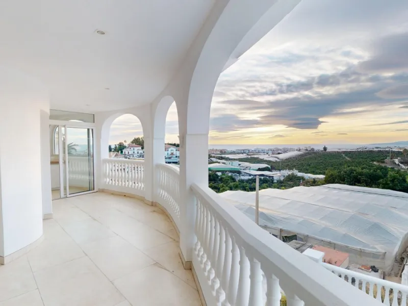 This spectacular villa in Torrox stands out for its spaciousness, luminosity and stunning views of both the sea and the mountains, offering an ideal environment to enjoy the tranquility and the Mediterranean lifestyle. On the main floor of the house we fi