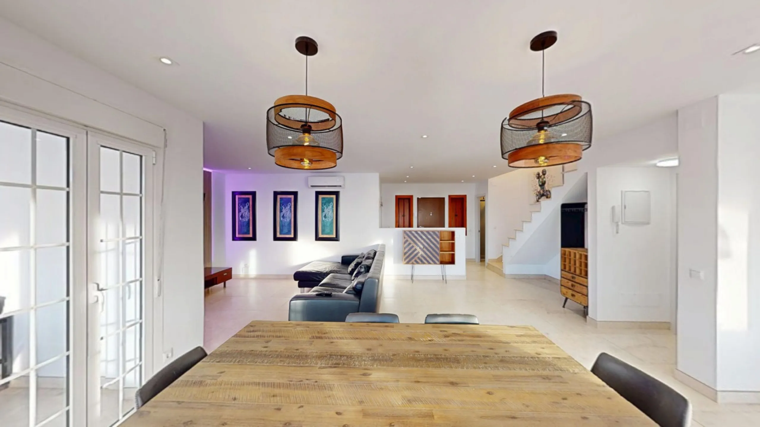 This spectacular villa in Torrox stands out for its spaciousness, luminosity and stunning views of both the sea and the mountains, offering an ideal environment to enjoy the tranquility and the Mediterranean lifestyle. On the main floor of the house we fi