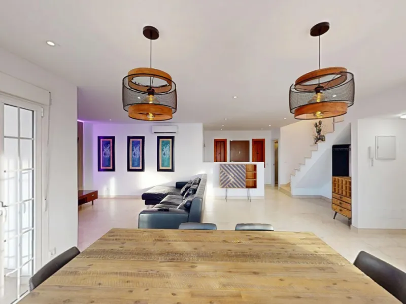 This spectacular villa in Torrox stands out for its spaciousness, luminosity and stunning views of both the sea and the mountains, offering an ideal environment to enjoy the tranquility and the Mediterranean lifestyle. On the main floor of the house we fi