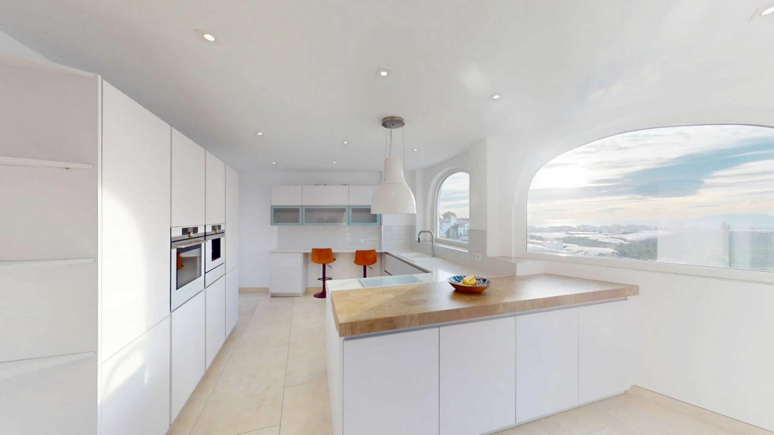 This spectacular villa in Torrox stands out for its spaciousness, luminosity and stunning views of both the sea and the mountains, offering an ideal environment to enjoy the tranquility and the Mediterranean lifestyle. On the main floor of the house we fi
