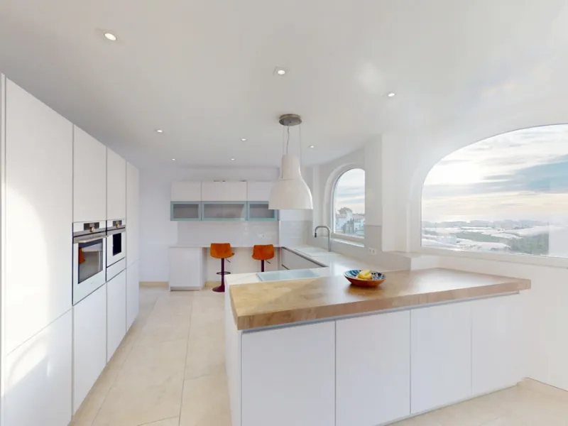 This spectacular villa in Torrox stands out for its spaciousness, luminosity and stunning views of both the sea and the mountains, offering an ideal environment to enjoy the tranquility and the Mediterranean lifestyle. On the main floor of the house we fi