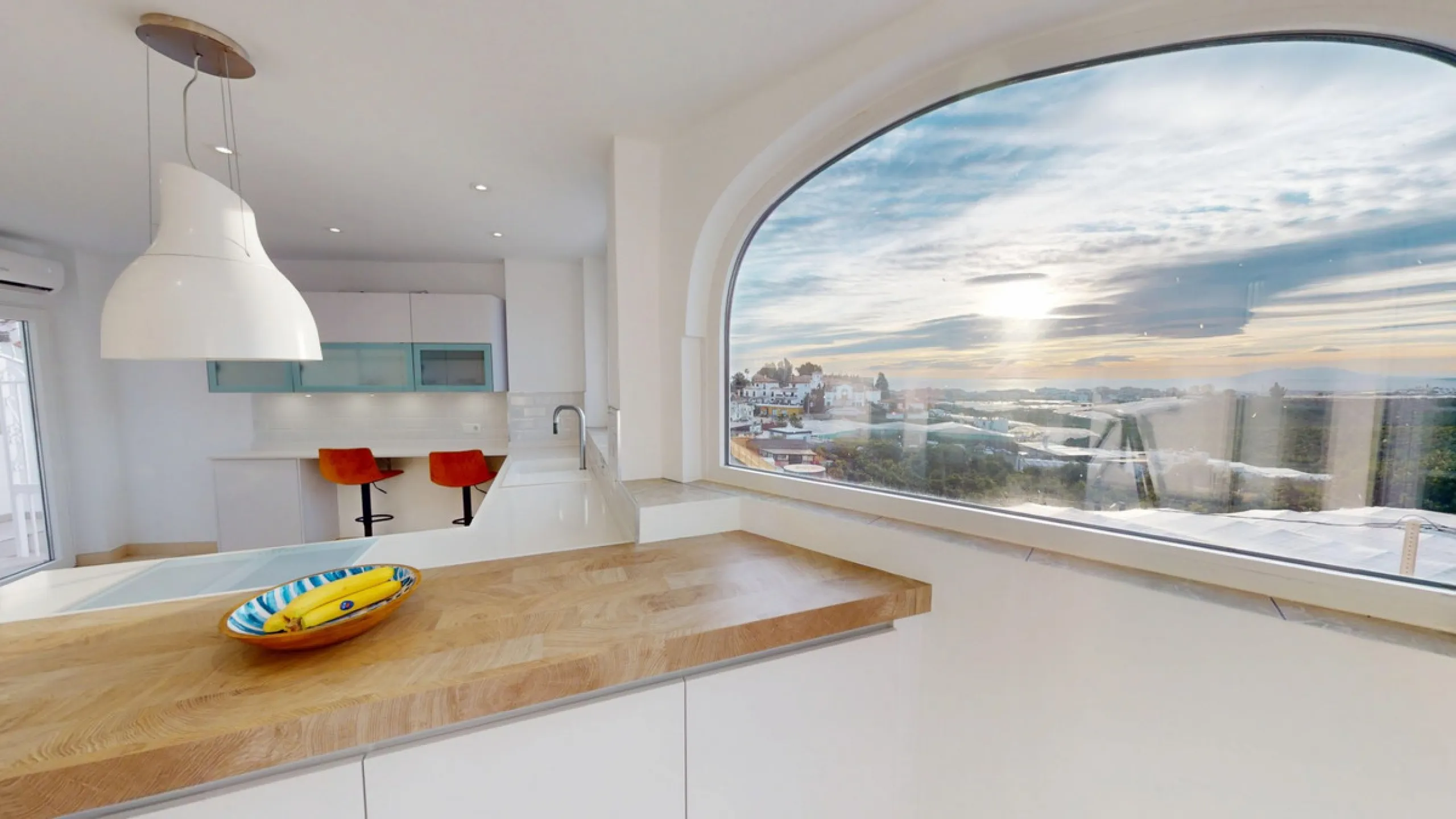 This spectacular villa in Torrox stands out for its spaciousness, luminosity and stunning views of both the sea and the mountains, offering an ideal environment to enjoy the tranquility and the Mediterranean lifestyle. On the main floor of the house we fi