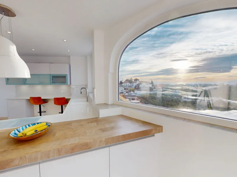 This spectacular villa in Torrox stands out for its spaciousness, luminosity and stunning views of both the sea and the mountains, offering an ideal environment to enjoy the tranquility and the Mediterranean lifestyle. On the main floor of the house we fi