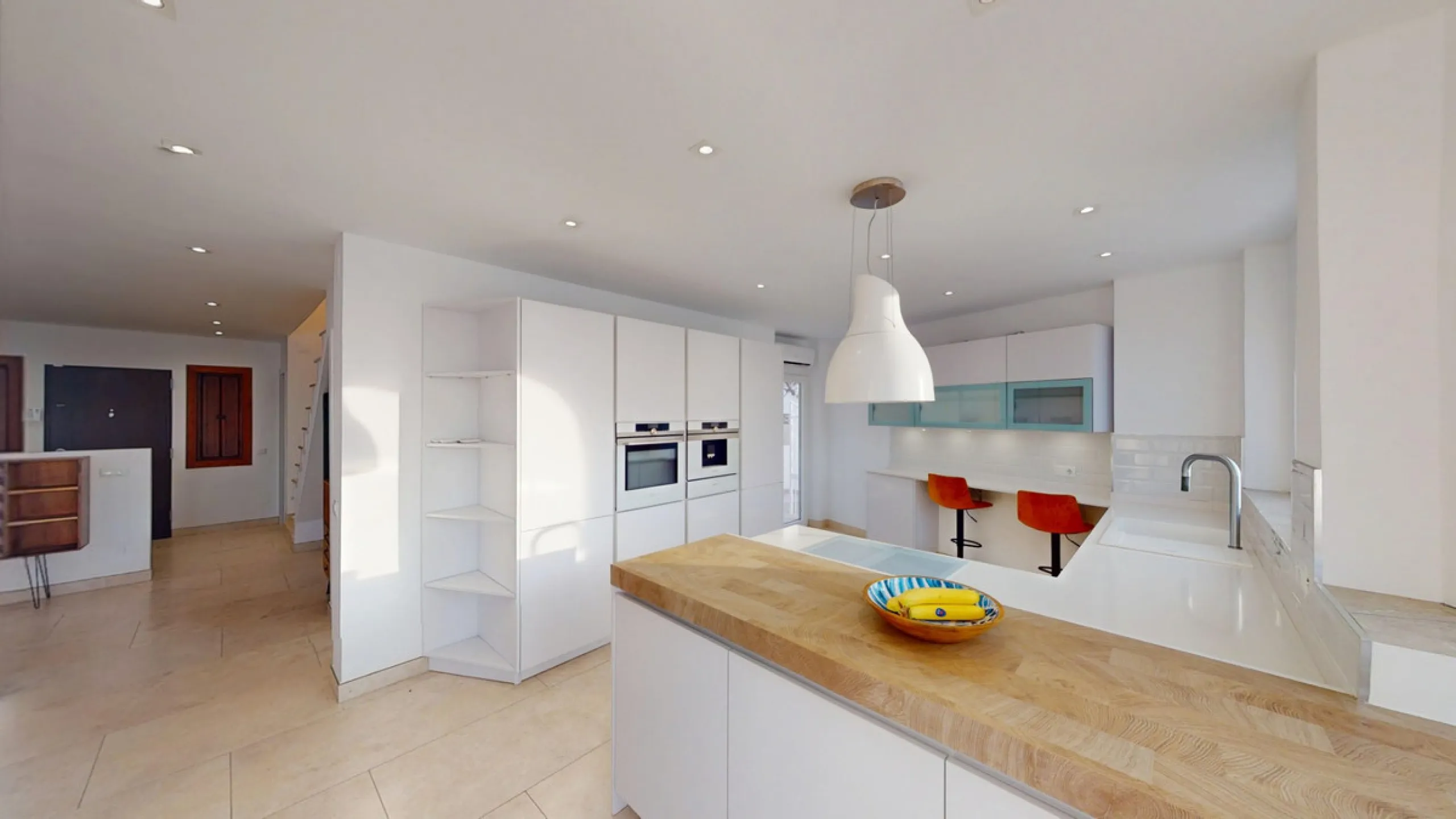 This spectacular villa in Torrox stands out for its spaciousness, luminosity and stunning views of both the sea and the mountains, offering an ideal environment to enjoy the tranquility and the Mediterranean lifestyle. On the main floor of the house we fi