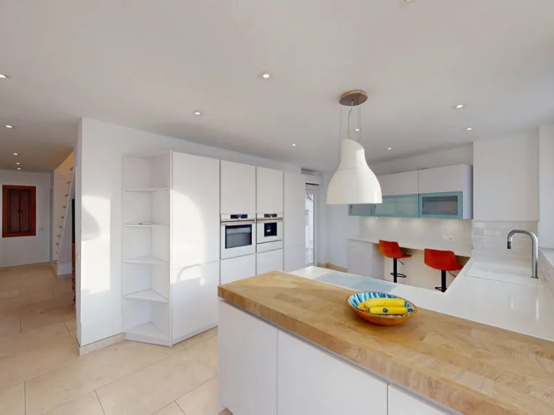 This spectacular villa in Torrox stands out for its spaciousness, luminosity and stunning views of both the sea and the mountains, offering an ideal environment to enjoy the tranquility and the Mediterranean lifestyle. On the main floor of the house we fi