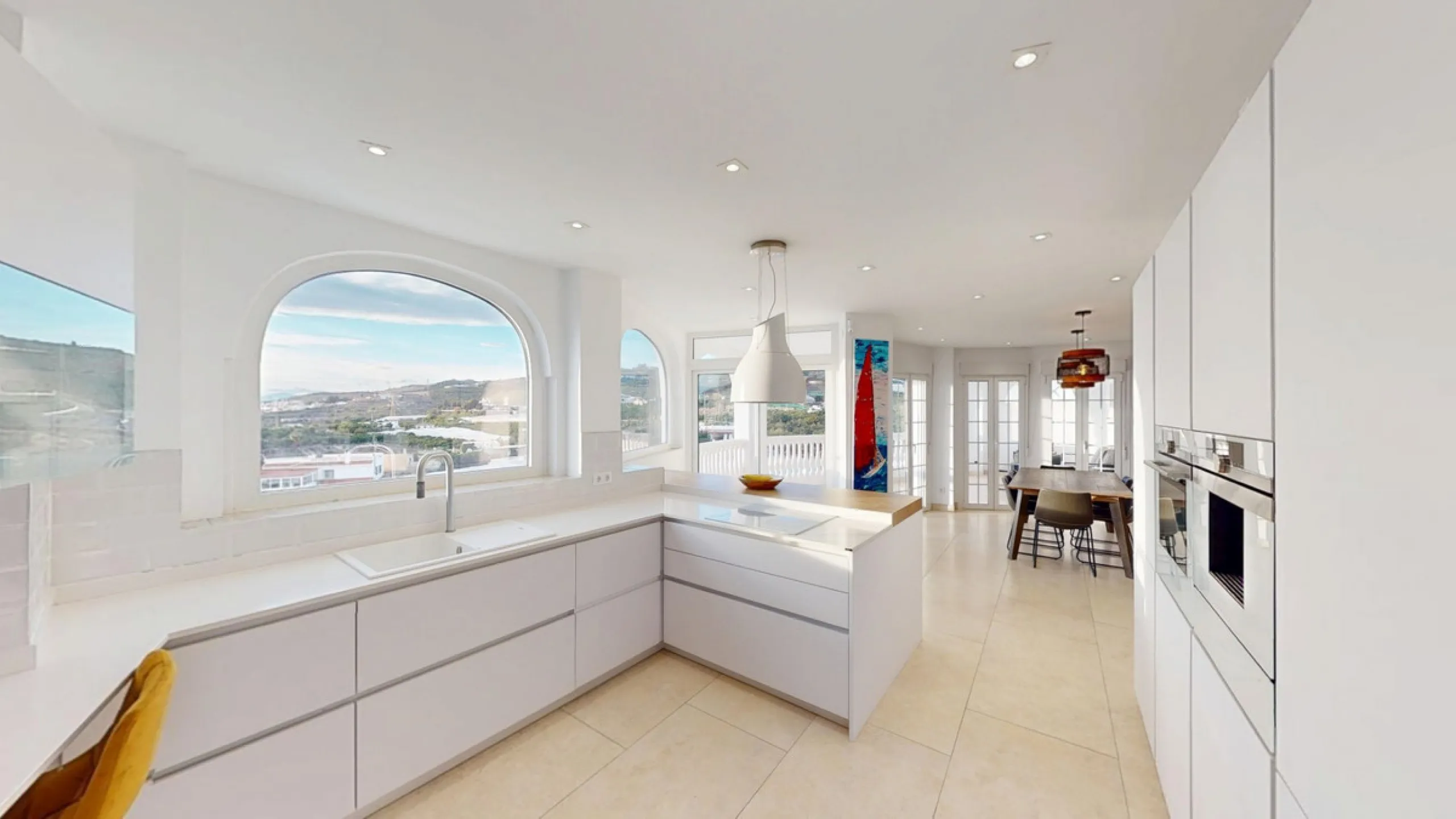 This spectacular villa in Torrox stands out for its spaciousness, luminosity and stunning views of both the sea and the mountains, offering an ideal environment to enjoy the tranquility and the Mediterranean lifestyle. On the main floor of the house we fi