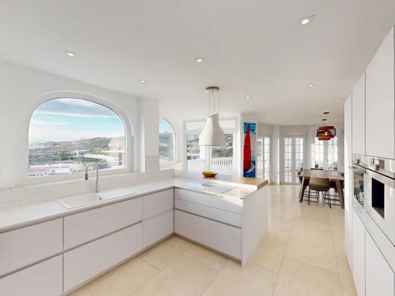 This spectacular villa in Torrox stands out for its spaciousness, luminosity and stunning views of both the sea and the mountains, offering an ideal environment to enjoy the tranquility and the Mediterranean lifestyle. On the main floor of the house we fi