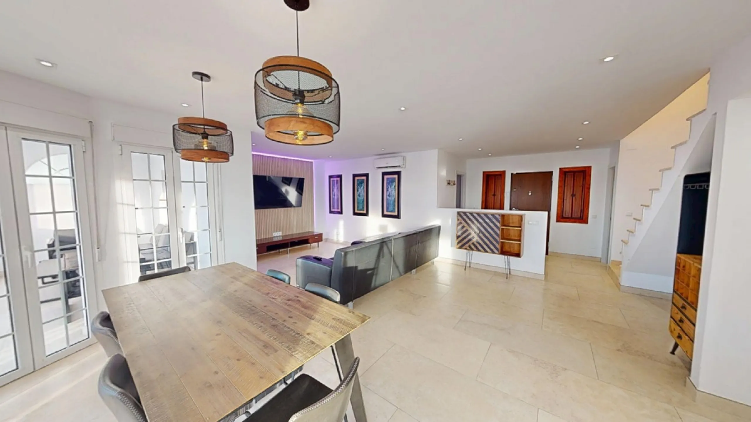 This spectacular villa in Torrox stands out for its spaciousness, luminosity and stunning views of both the sea and the mountains, offering an ideal environment to enjoy the tranquility and the Mediterranean lifestyle. On the main floor of the house we fi