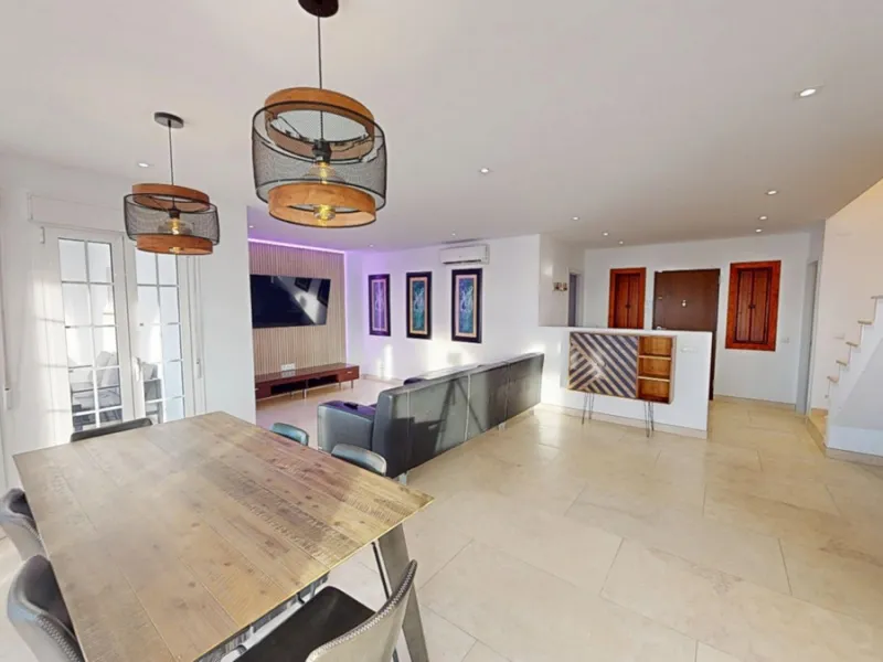 This spectacular villa in Torrox stands out for its spaciousness, luminosity and stunning views of both the sea and the mountains, offering an ideal environment to enjoy the tranquility and the Mediterranean lifestyle. On the main floor of the house we fi