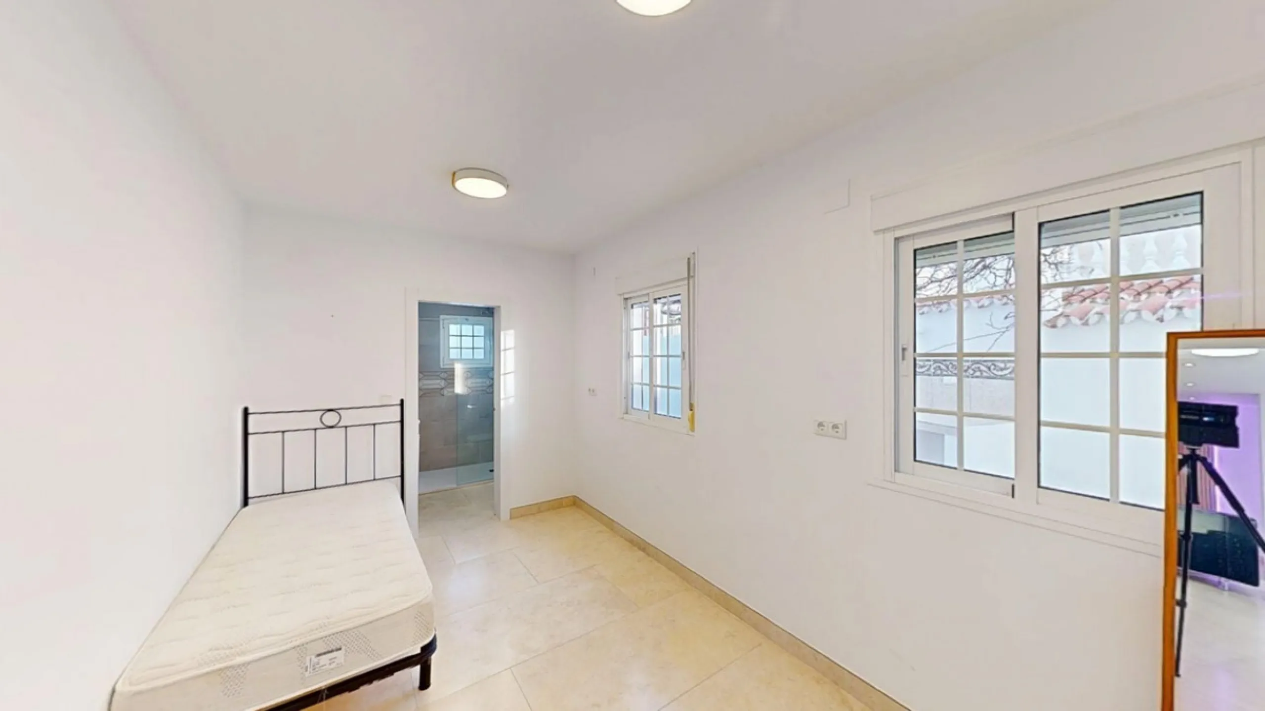 This spectacular villa in Torrox stands out for its spaciousness, luminosity and stunning views of both the sea and the mountains, offering an ideal environment to enjoy the tranquility and the Mediterranean lifestyle. On the main floor of the house we fi
