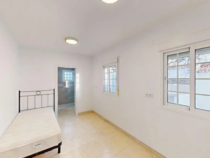 This spectacular villa in Torrox stands out for its spaciousness, luminosity and stunning views of both the sea and the mountains, offering an ideal environment to enjoy the tranquility and the Mediterranean lifestyle. On the main floor of the house we fi