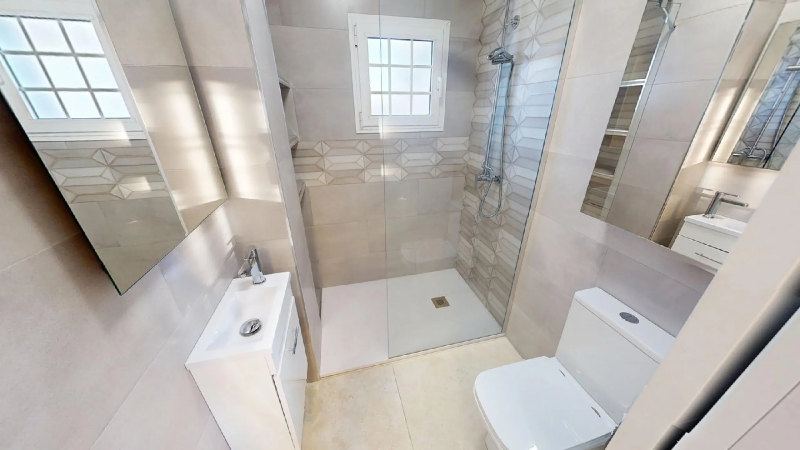 This spectacular villa in Torrox stands out for its spaciousness, luminosity and stunning views of both the sea and the mountains, offering an ideal environment to enjoy the tranquility and the Mediterranean lifestyle. On the main floor of the house we fi