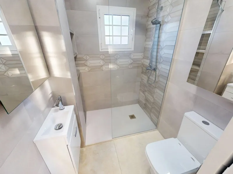 This spectacular villa in Torrox stands out for its spaciousness, luminosity and stunning views of both the sea and the mountains, offering an ideal environment to enjoy the tranquility and the Mediterranean lifestyle. On the main floor of the house we fi