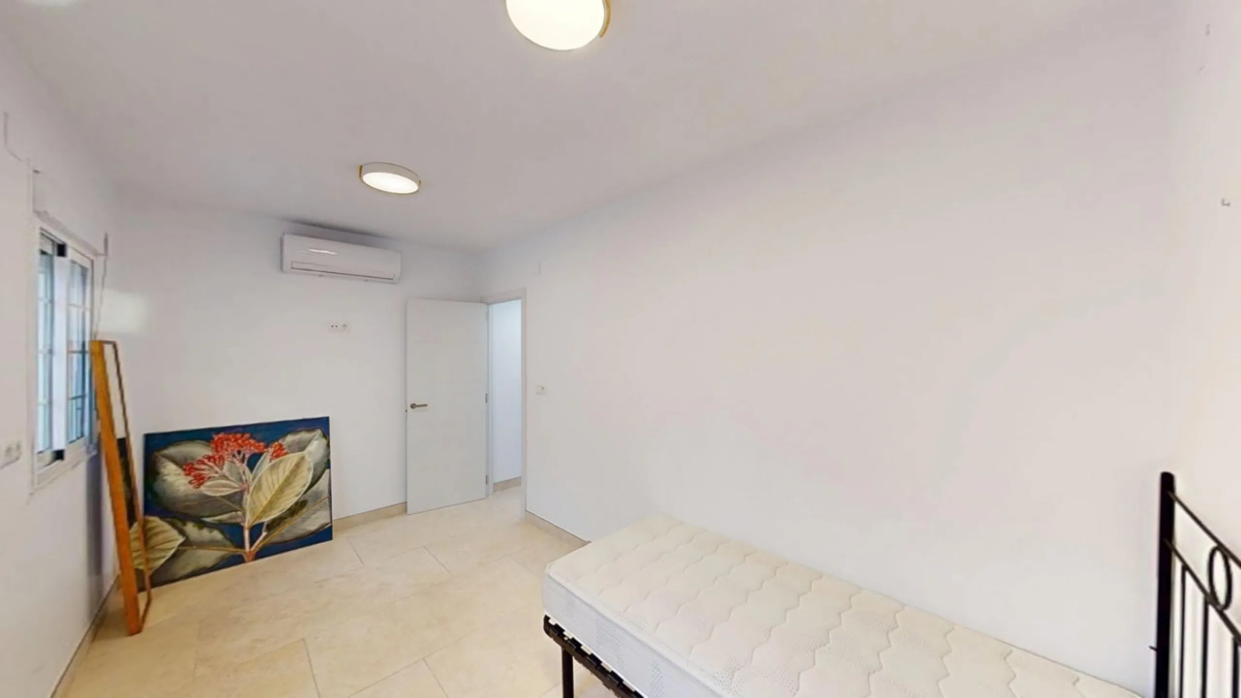 This spectacular villa in Torrox stands out for its spaciousness, luminosity and stunning views of both the sea and the mountains, offering an ideal environment to enjoy the tranquility and the Mediterranean lifestyle. On the main floor of the house we fi