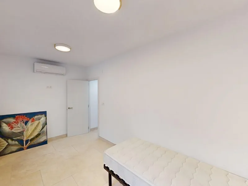 This spectacular villa in Torrox stands out for its spaciousness, luminosity and stunning views of both the sea and the mountains, offering an ideal environment to enjoy the tranquility and the Mediterranean lifestyle. On the main floor of the house we fi