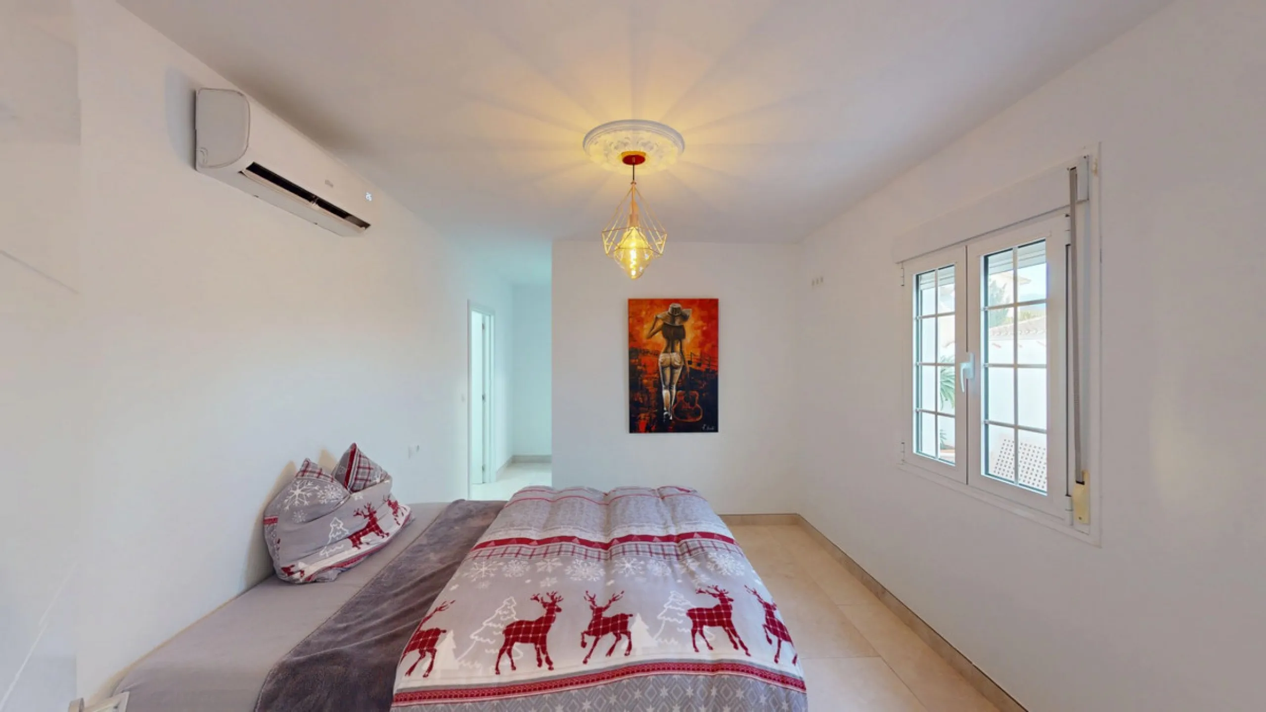 This spectacular villa in Torrox stands out for its spaciousness, luminosity and stunning views of both the sea and the mountains, offering an ideal environment to enjoy the tranquility and the Mediterranean lifestyle. On the main floor of the house we fi