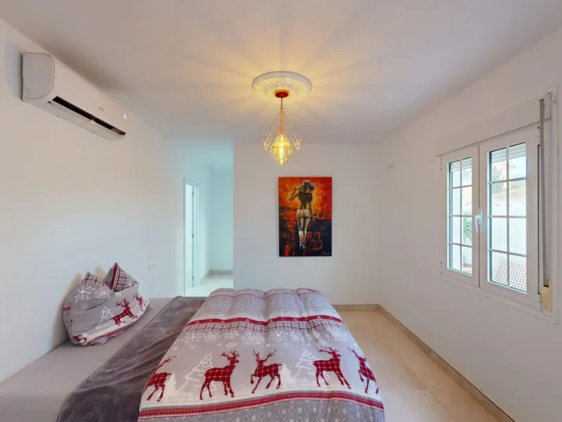 This spectacular villa in Torrox stands out for its spaciousness, luminosity and stunning views of both the sea and the mountains, offering an ideal environment to enjoy the tranquility and the Mediterranean lifestyle. On the main floor of the house we fi
