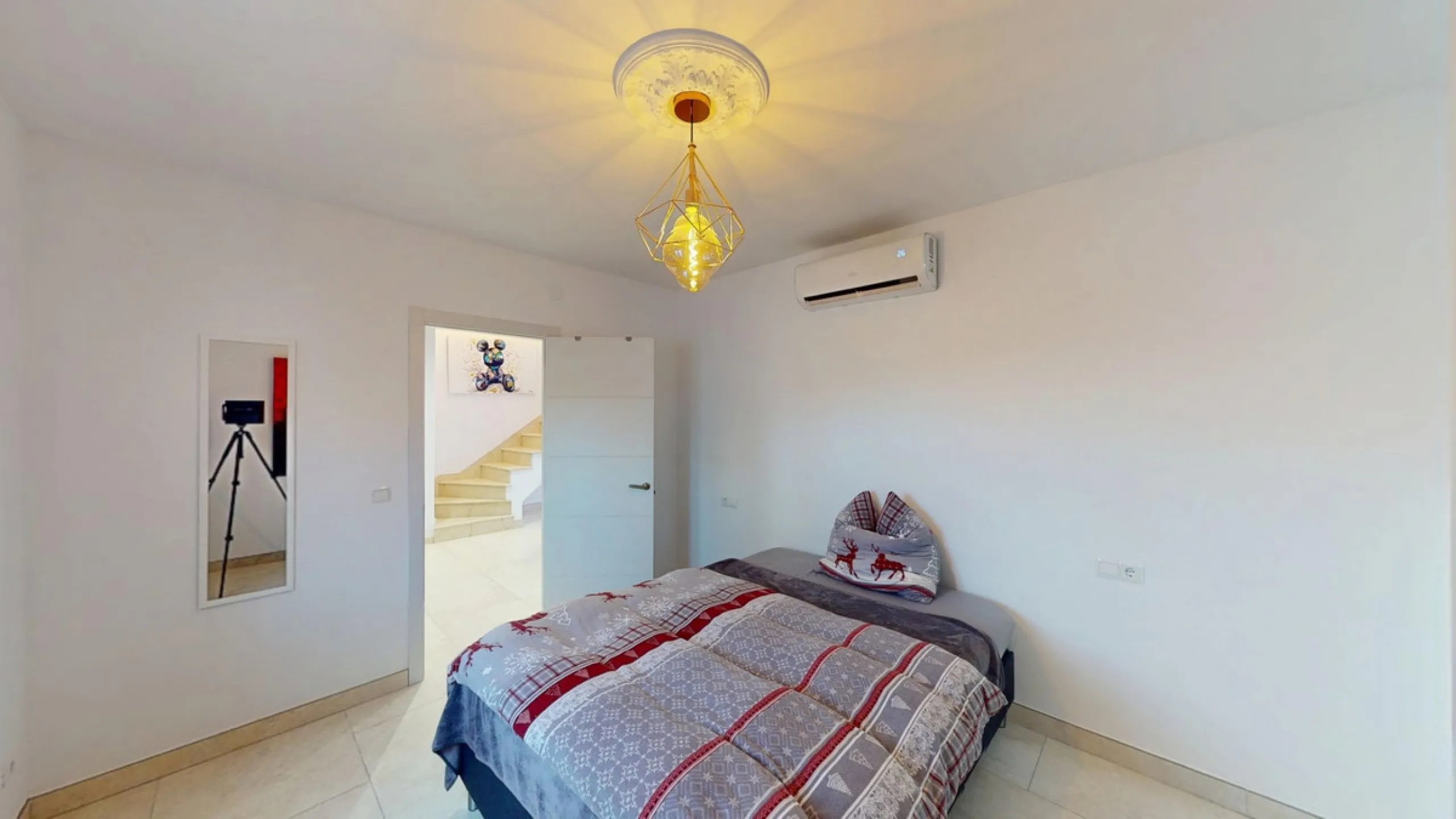 This spectacular villa in Torrox stands out for its spaciousness, luminosity and stunning views of both the sea and the mountains, offering an ideal environment to enjoy the tranquility and the Mediterranean lifestyle. On the main floor of the house we fi