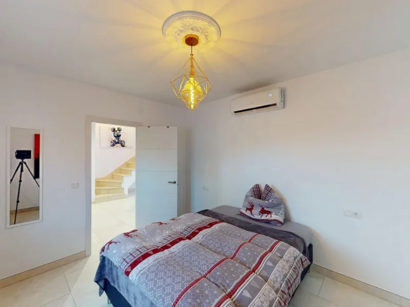 This spectacular villa in Torrox stands out for its spaciousness, luminosity and stunning views of both the sea and the mountains, offering an ideal environment to enjoy the tranquility and the Mediterranean lifestyle. On the main floor of the house we fi