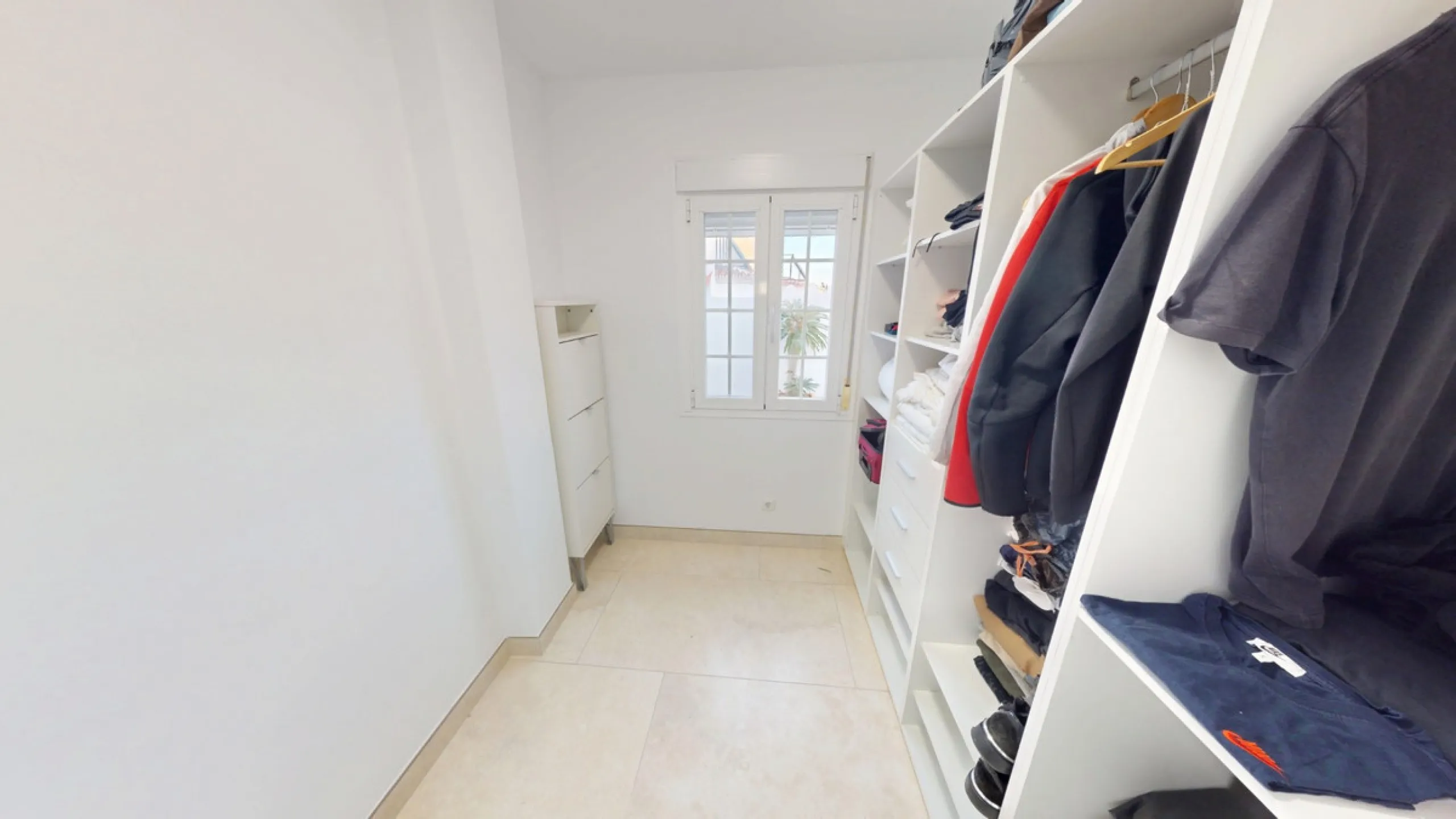 This spectacular villa in Torrox stands out for its spaciousness, luminosity and stunning views of both the sea and the mountains, offering an ideal environment to enjoy the tranquility and the Mediterranean lifestyle. On the main floor of the house we fi