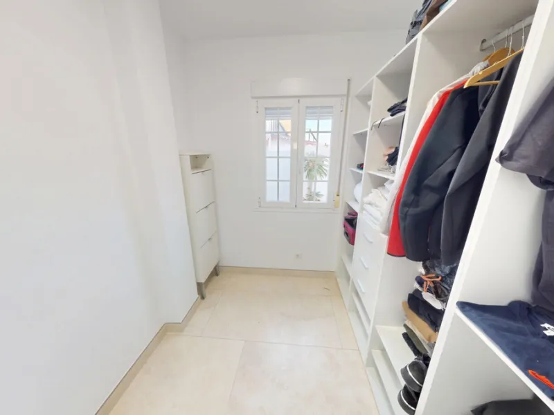 This spectacular villa in Torrox stands out for its spaciousness, luminosity and stunning views of both the sea and the mountains, offering an ideal environment to enjoy the tranquility and the Mediterranean lifestyle. On the main floor of the house we fi