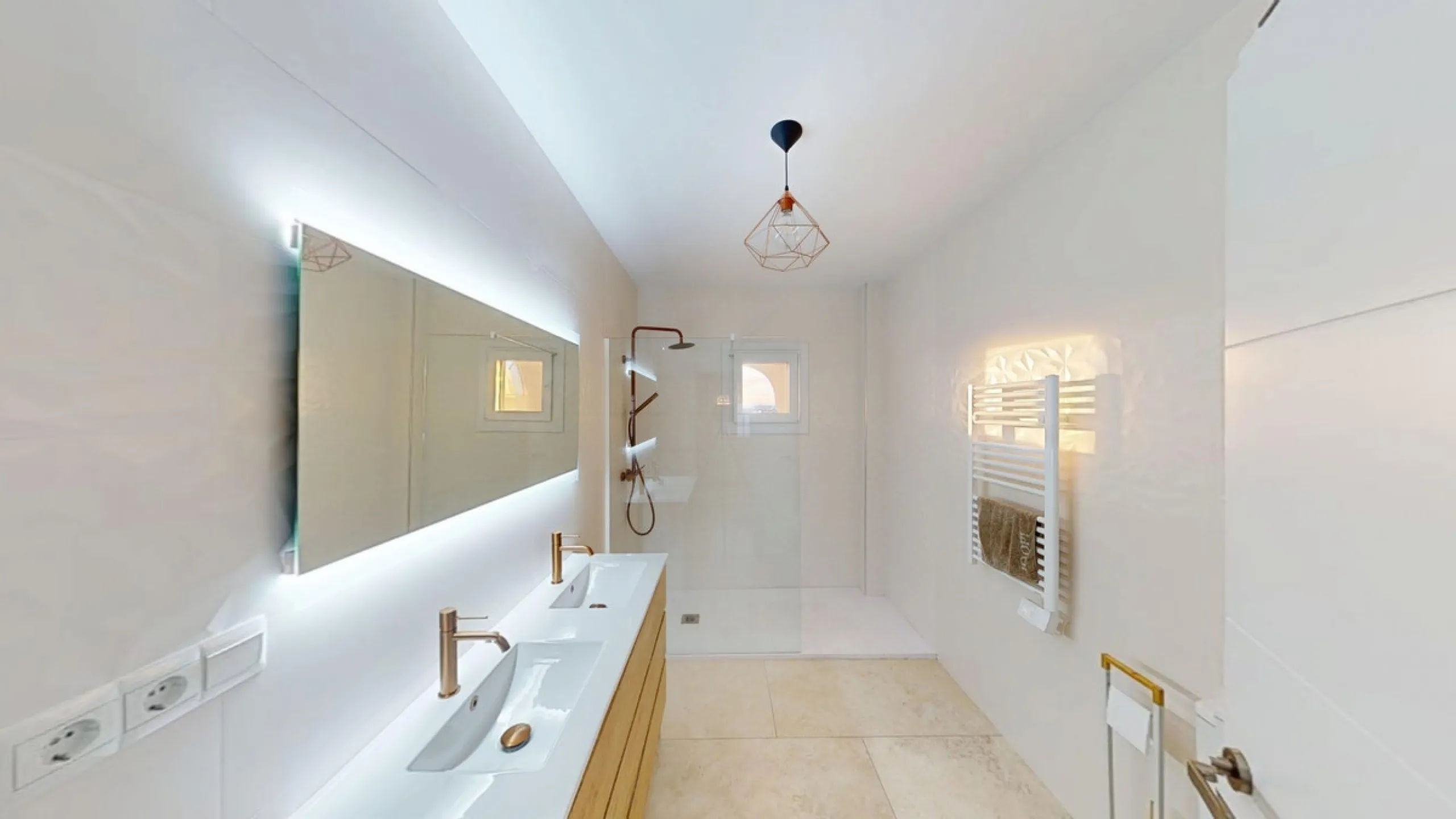 This spectacular villa in Torrox stands out for its spaciousness, luminosity and stunning views of both the sea and the mountains, offering an ideal environment to enjoy the tranquility and the Mediterranean lifestyle. On the main floor of the house we fi